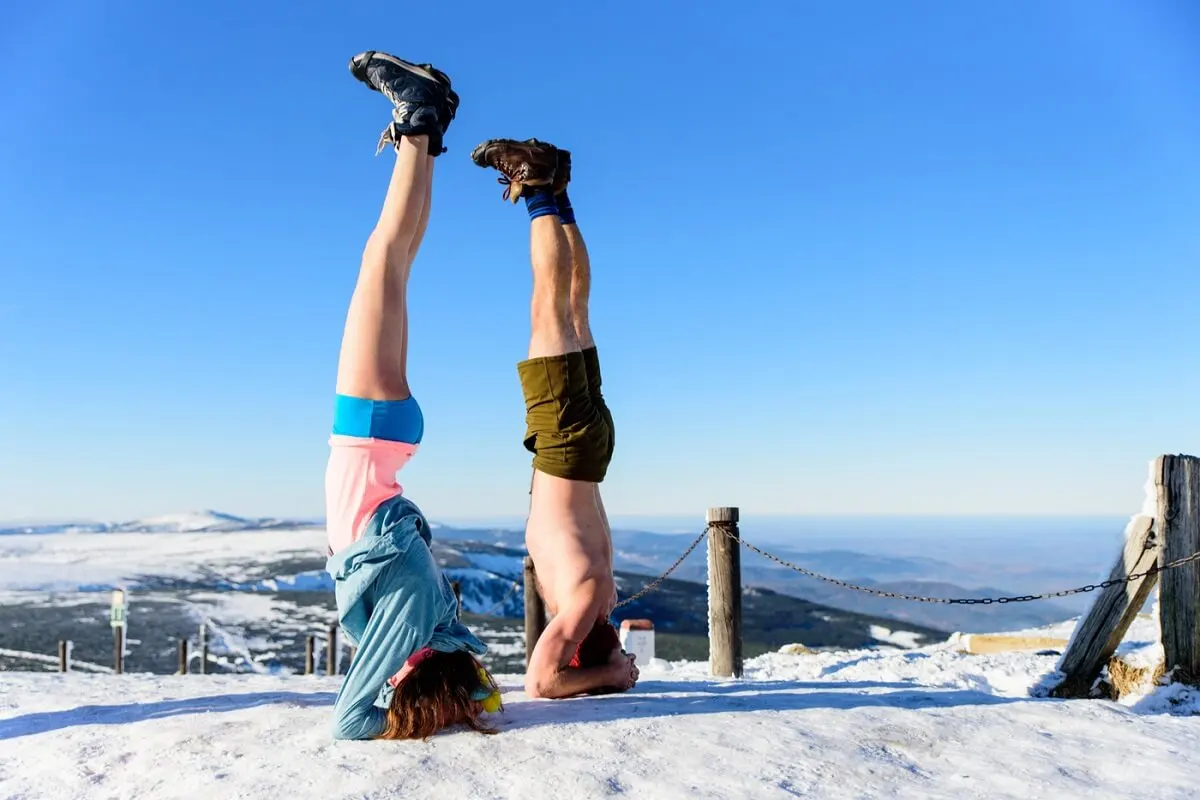 Método Wim Hof na neve.