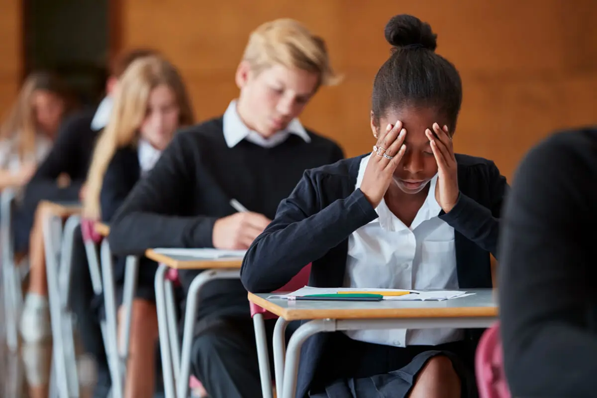 Niña con estrés en la escuela.