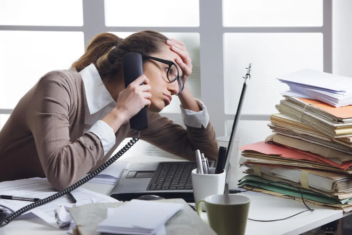 Le stress au travail chez une femme.
