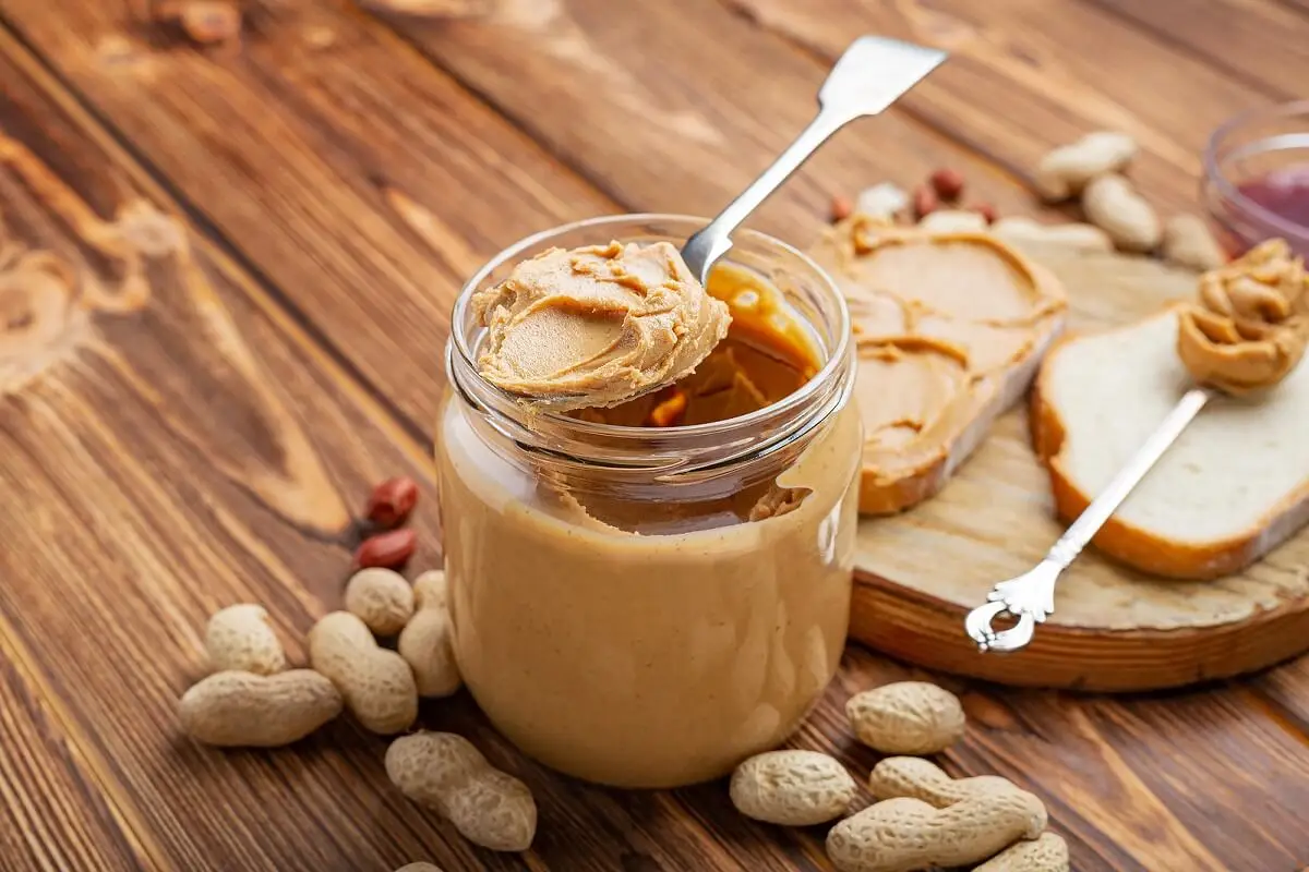 Mantequilla de maní casera para aportar proteínas.
