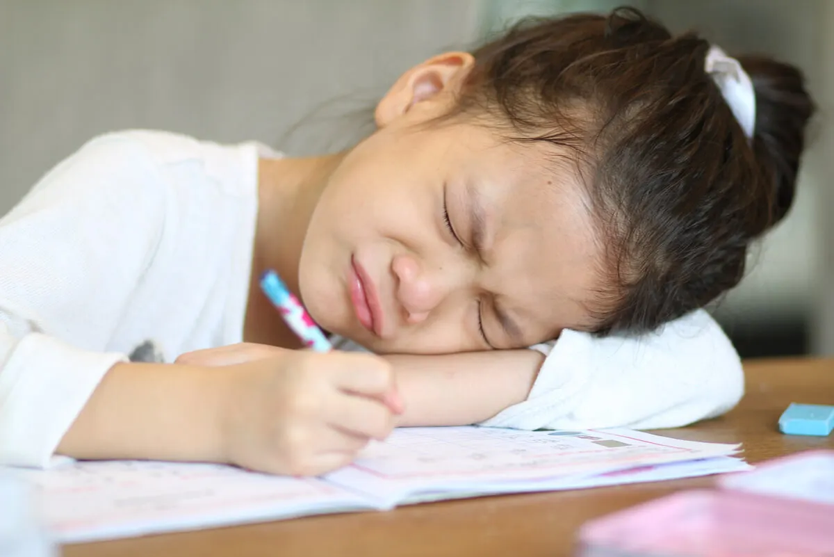 Niña frustrada con la escritura.