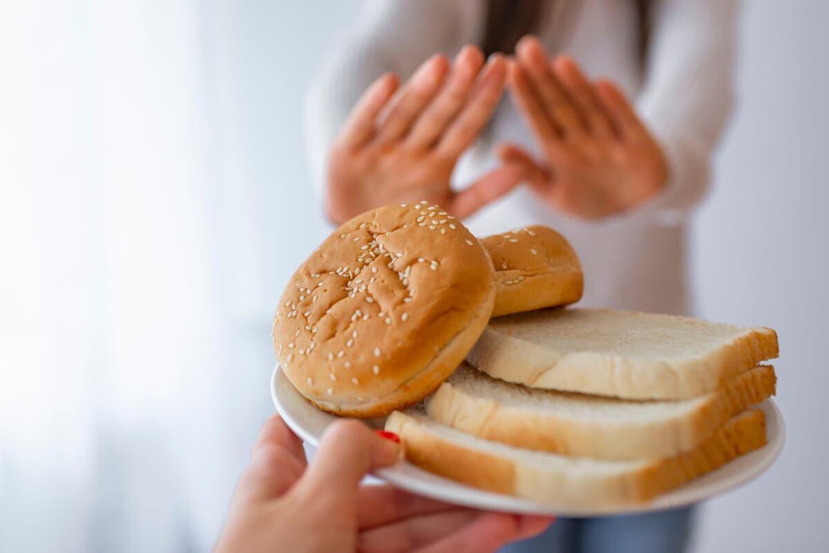 Mujer rechaza alimentos con gluten.