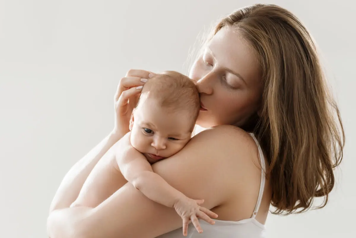 Madre sostiene a su bebé.