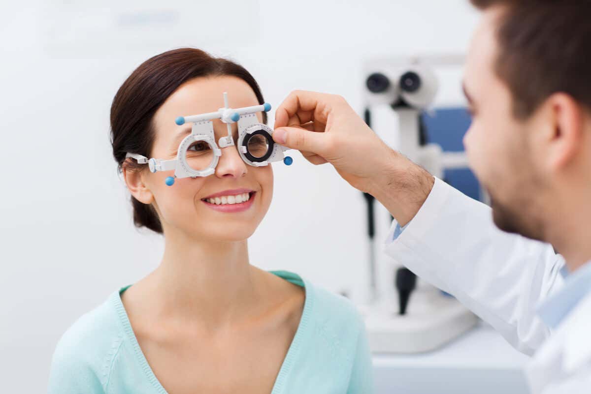 Optometrista mide la agudeza visual.