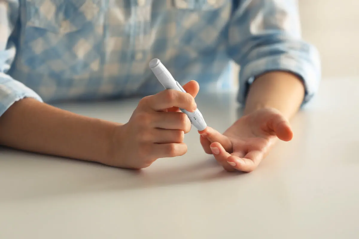Autoimmunerkrankungen - Person nimmt sich Blut ab