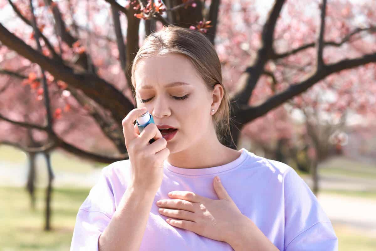 Asma en una mujer al aire libre.