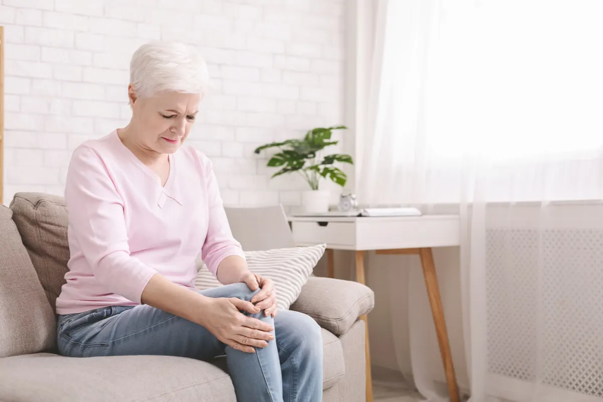 Dolor de rodilla en mujer anciana.