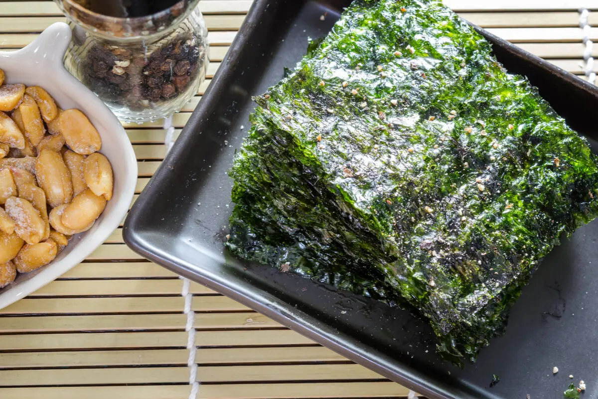 Plato con algas nori.