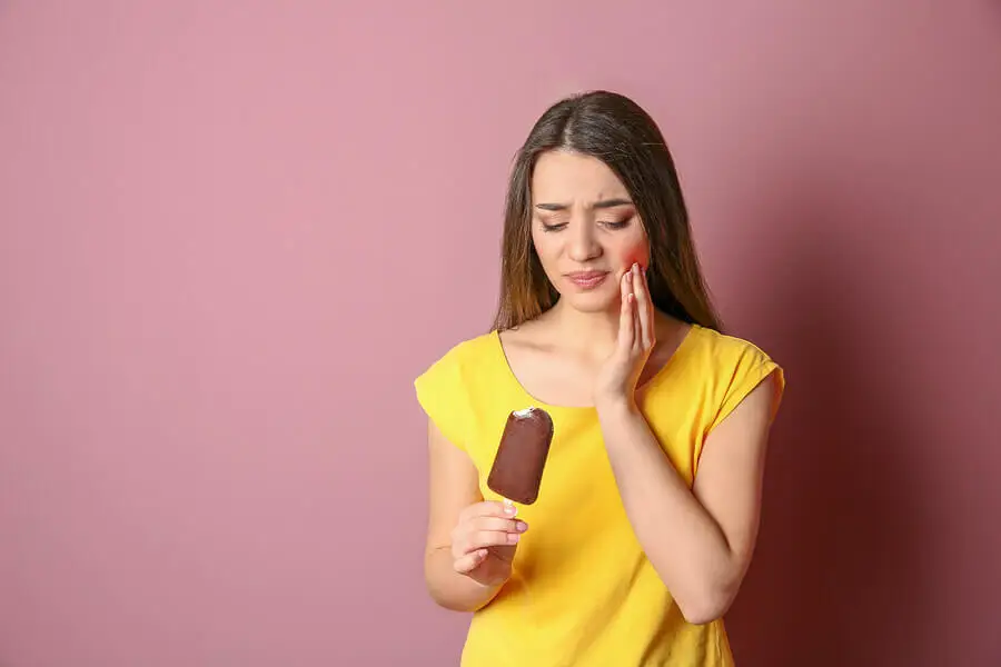 Dor de dente ao consumir comida fria.