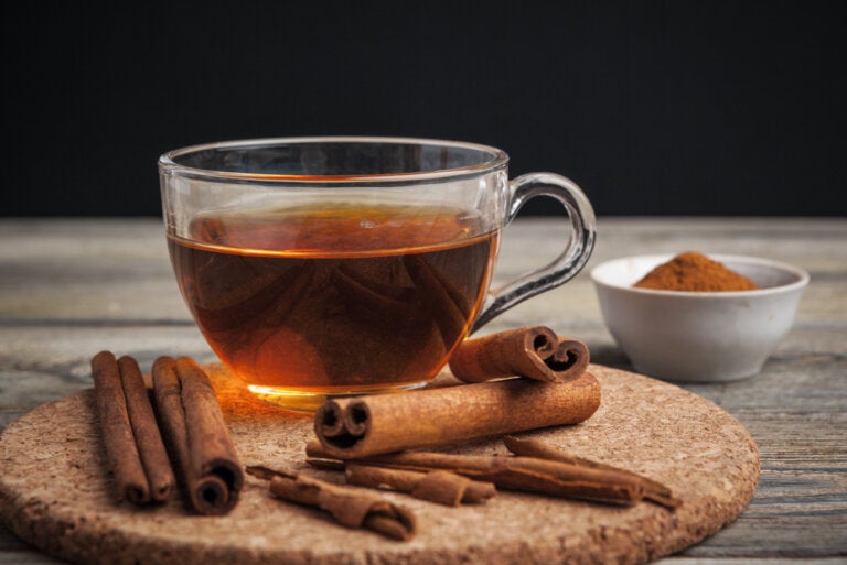 El té de canela ayuda a reducir la glucosa y el colesterol