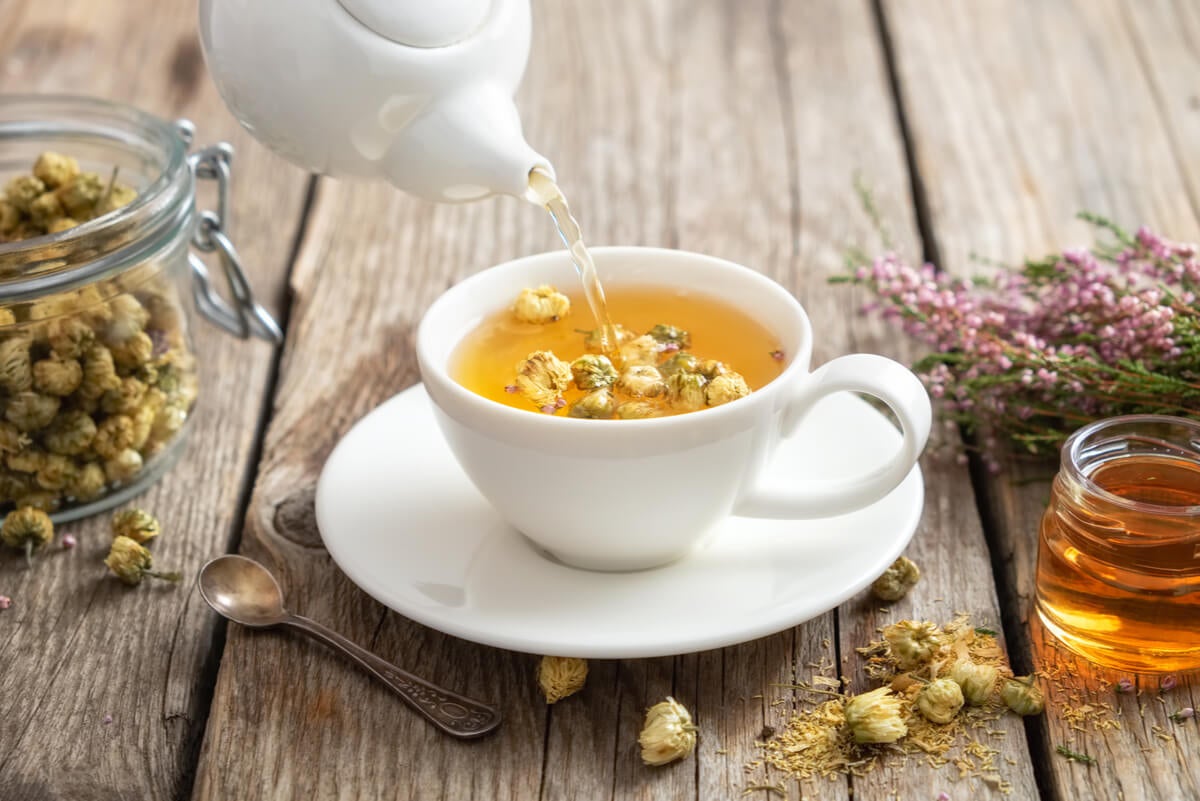 Le thé à la camomille comme plante médicinale pour les crampes menstruelles.