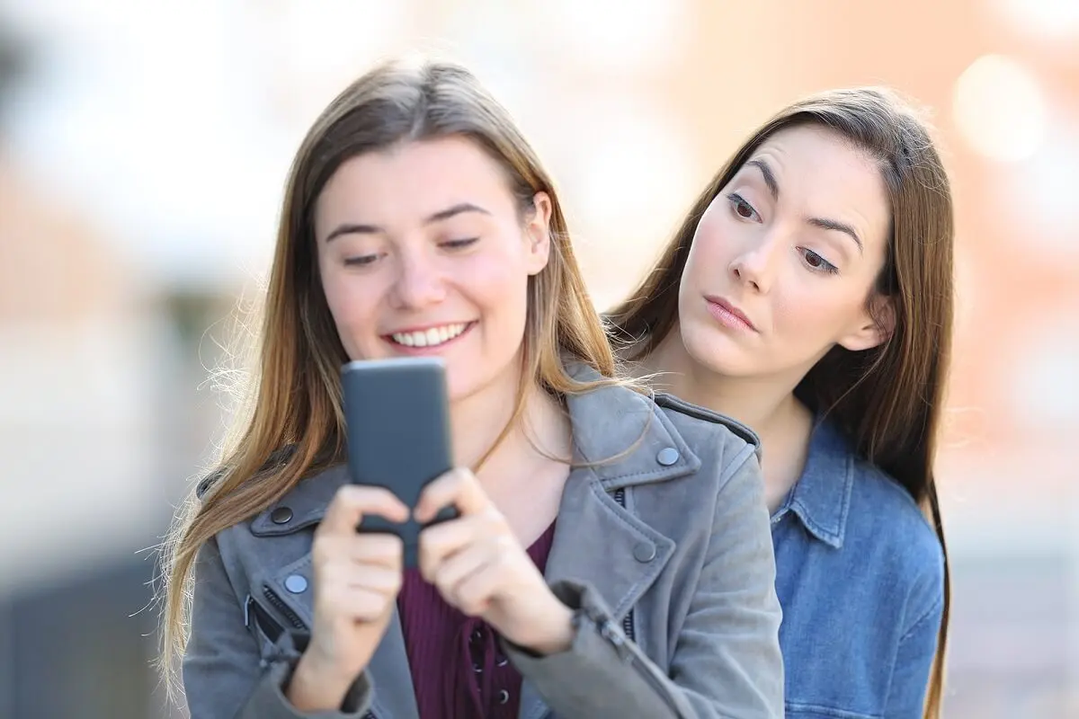 Amigos celosos: características, causas y estrategias para manejar estas situaciones