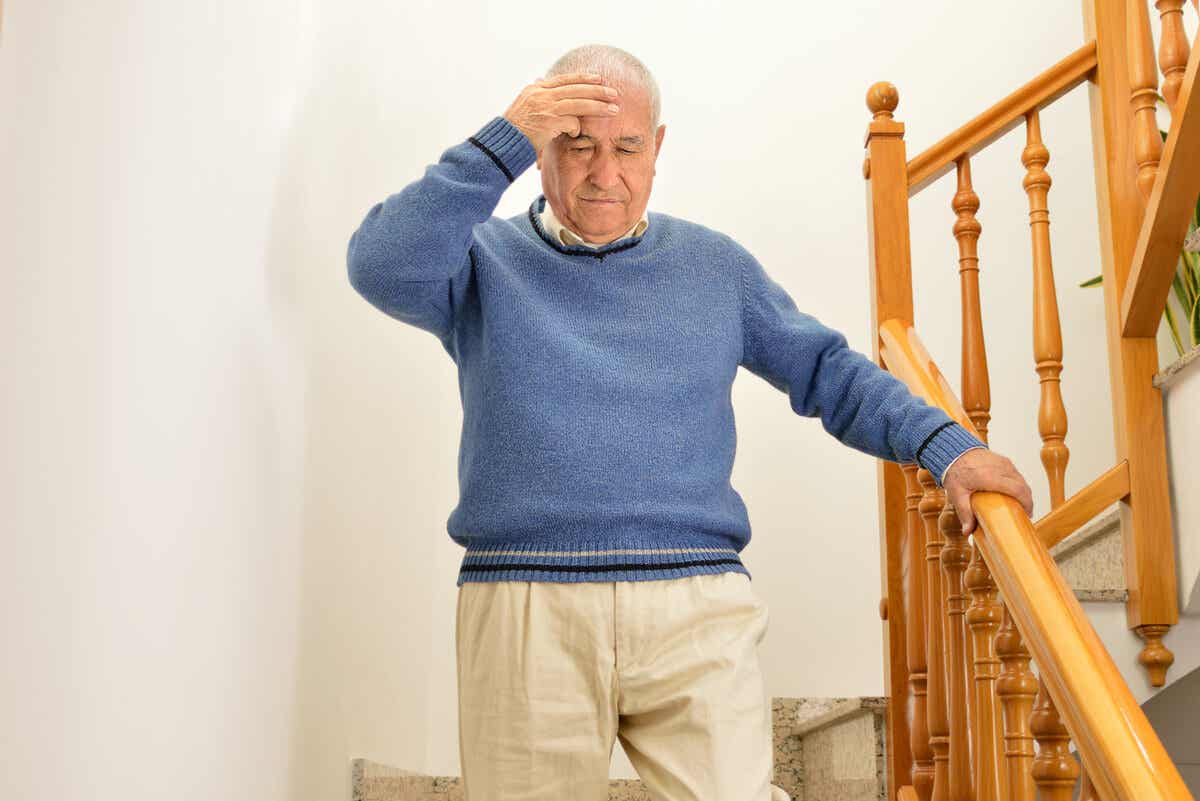 Persona mayor con deterioro cognitivo baja escaleras.