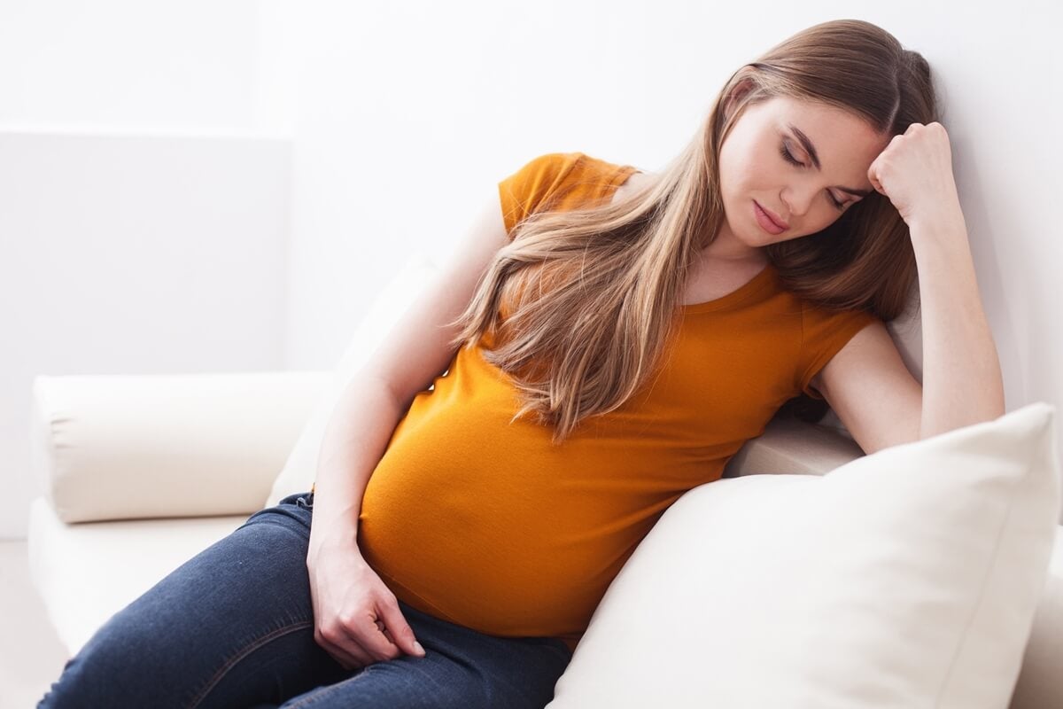 Mujer sufriendo cambios en las emociones durante el embarazo.