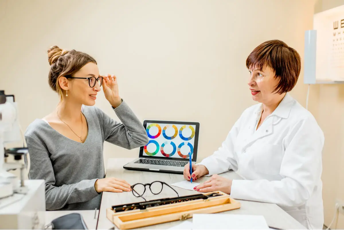 Consulta médica para daltonismo.