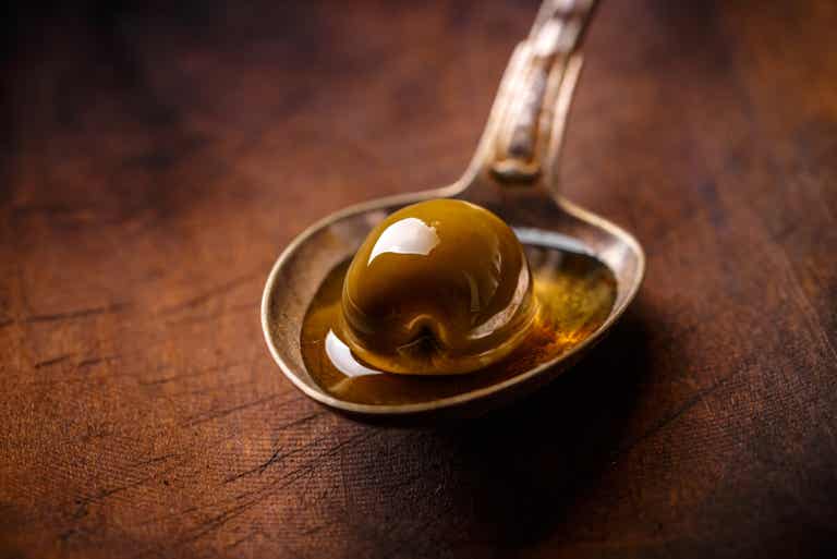 Aceite de oliva en cuchara.