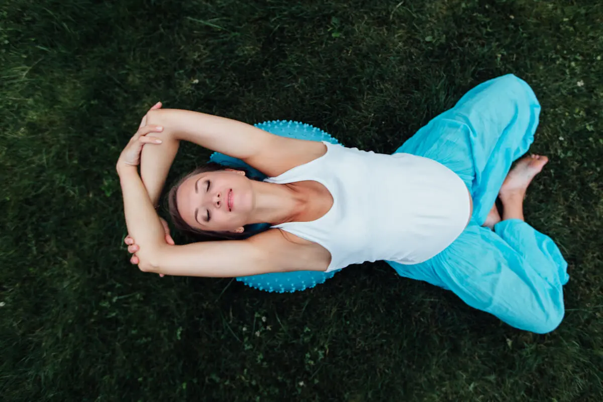Embarazada sobre pelota de pilates.