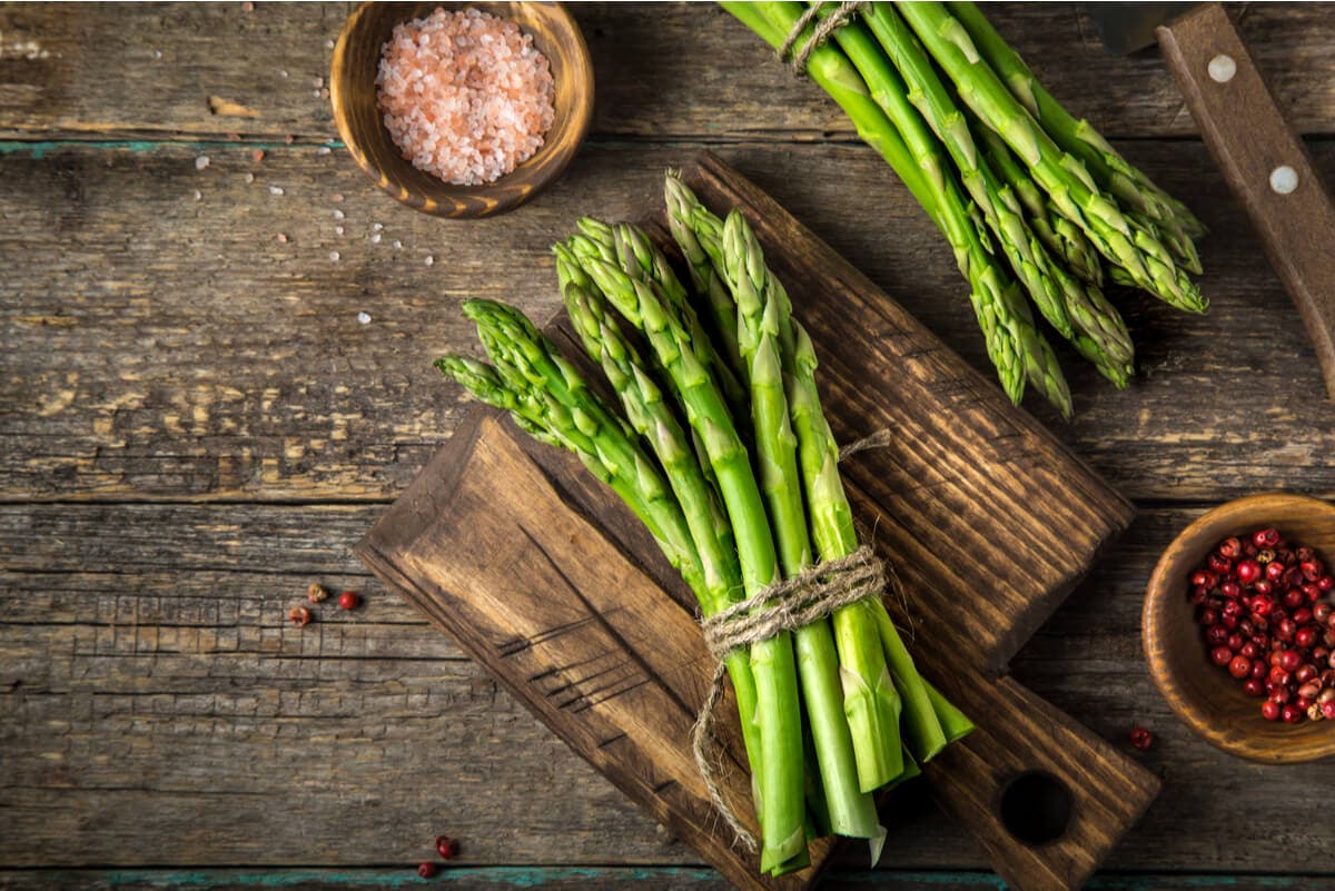 Espárragos para una receta con canónigos.