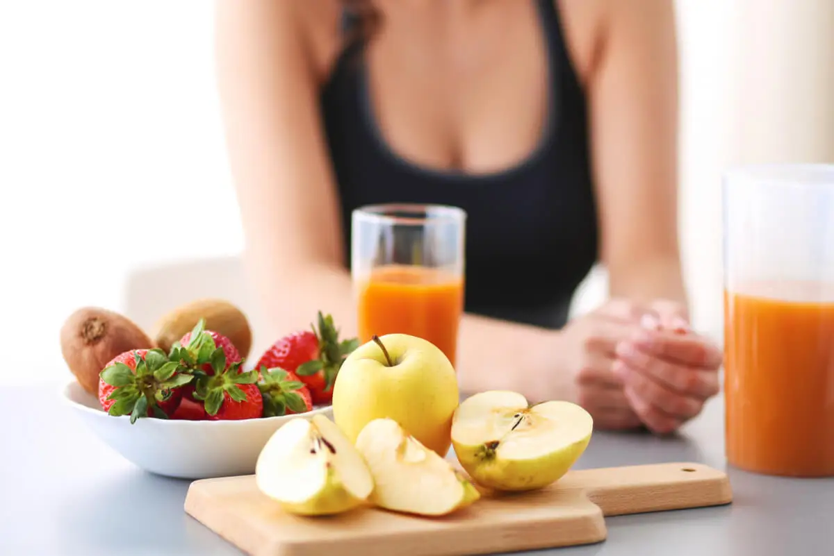 Zumos y frutas enteras.
