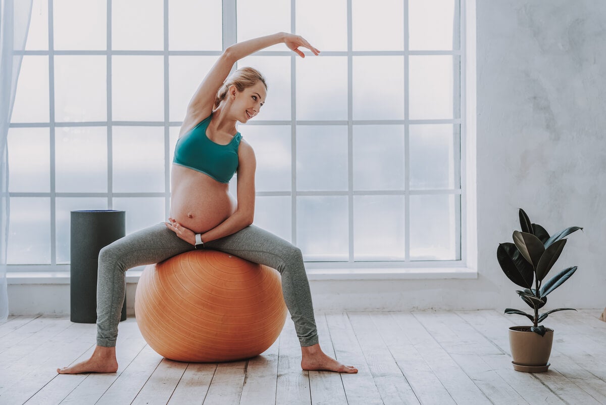 Una pelota de pilates durante el embarazo puede hacerte bien