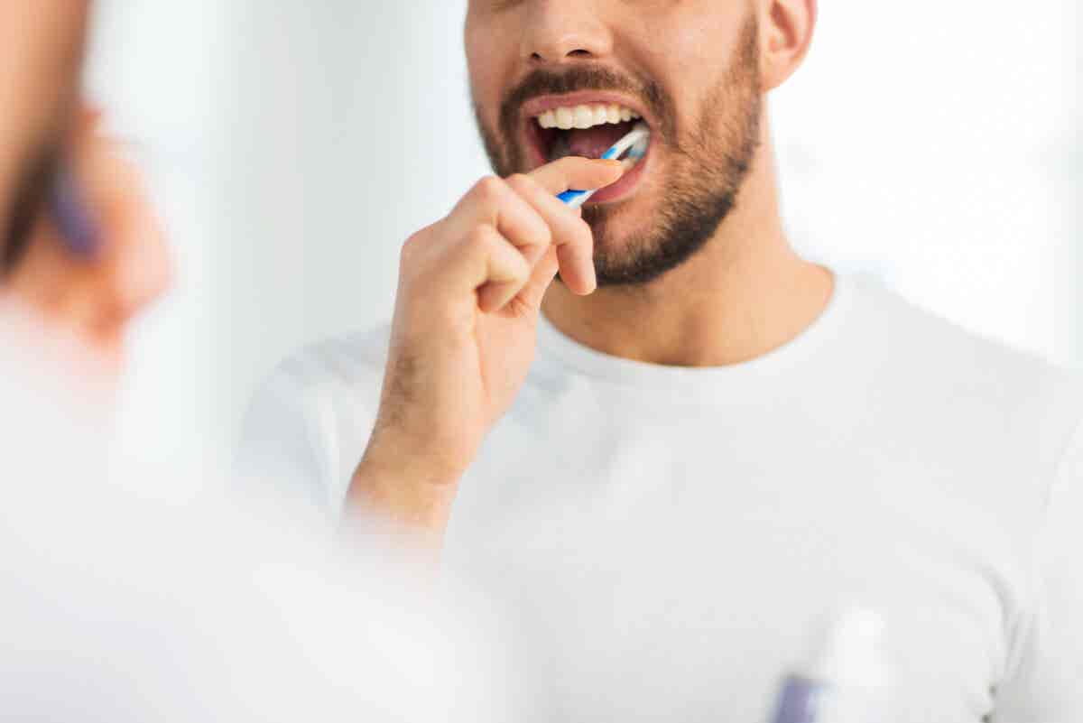 Cepillado dental para cuidar los dientes de leche en los adultos.