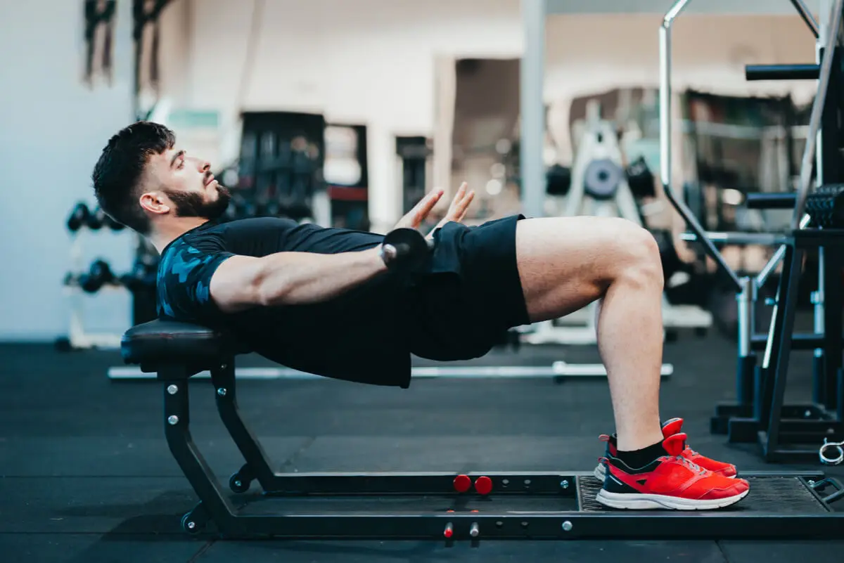 Hombre realiza hip trhust.