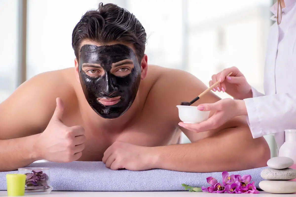 Masque de soin sur l'homme.