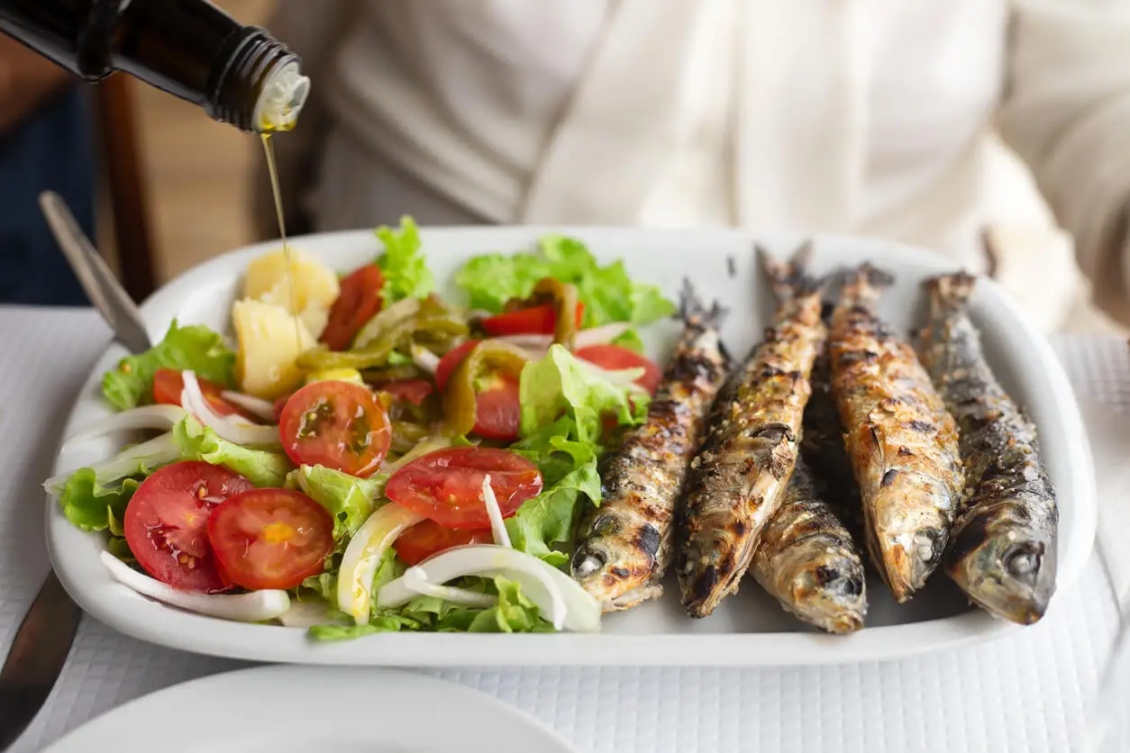 Sardinas con ensalada.