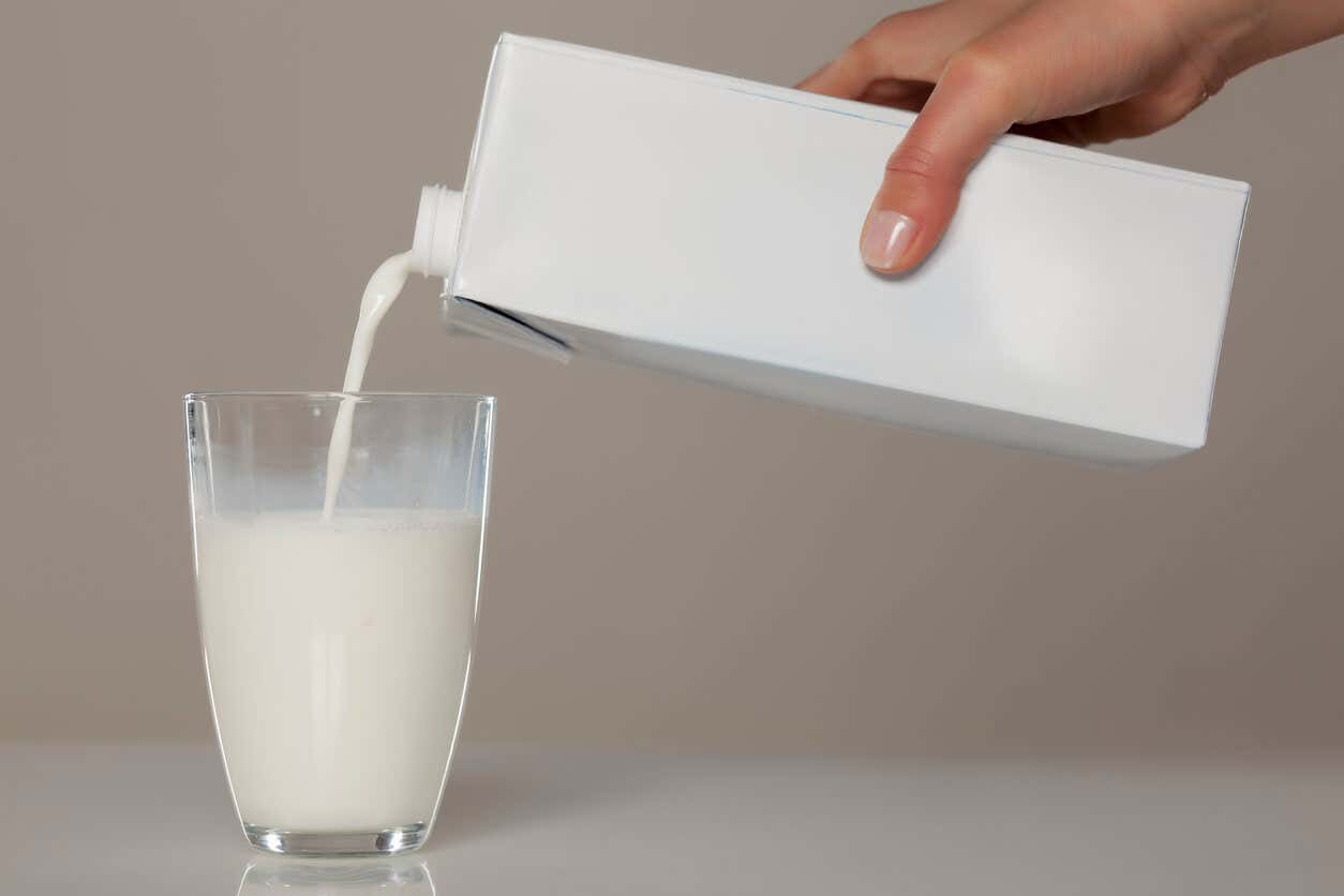 La leche de vaca es uno de los alimentos con vitamina D.