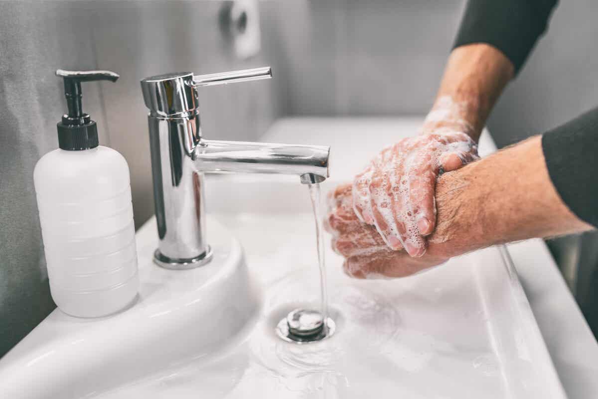 Lavado de manos con jabón.