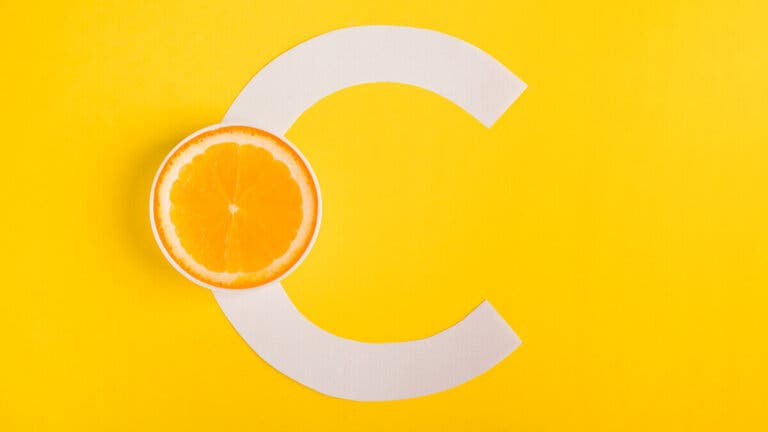 ¿La vitamina C ayuda a combatir las alergias?