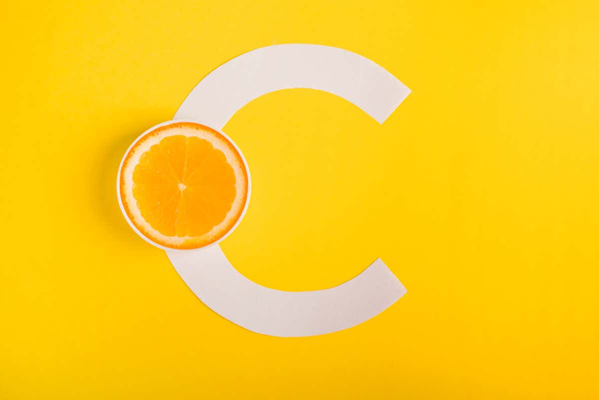 Vitamina C mejora la absorción del hierro.