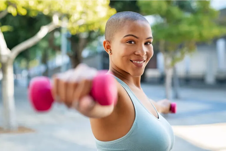 ¿Deseas fortalecer tus hombros? No te pierdas estos 7 ejercicios