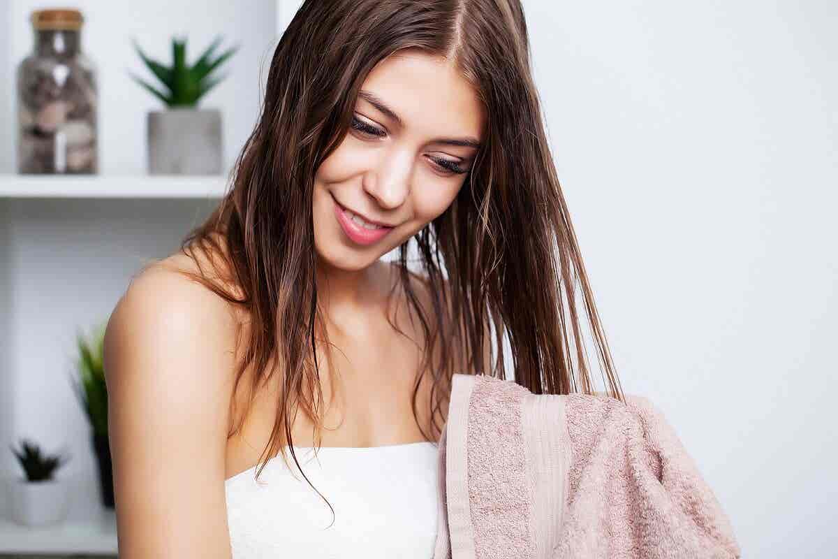 Mujer lava su cabello