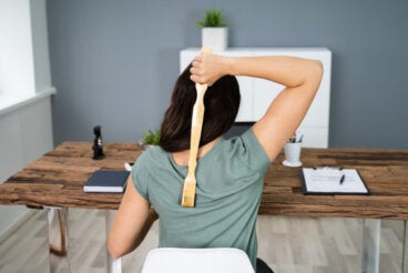 Me pica mucho la espalda: ¿por qué?