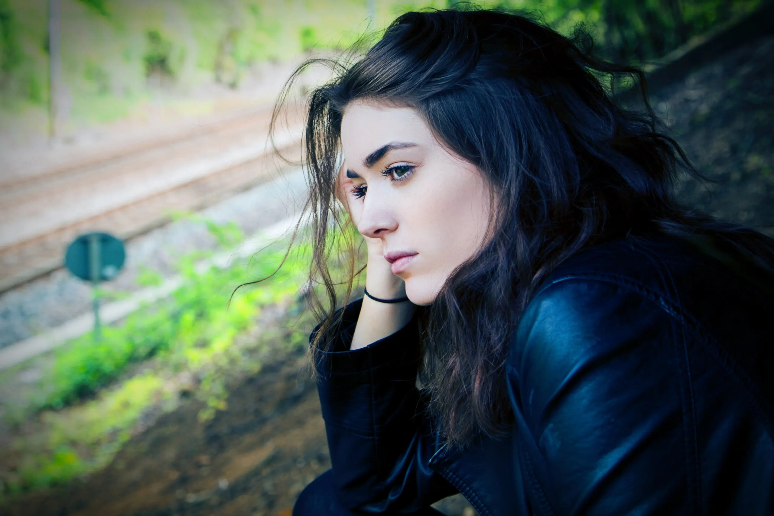 Mujer triste que quiere librarse del resentimiento.