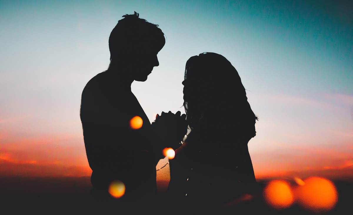 escena representando la conexión emocional en la pareja