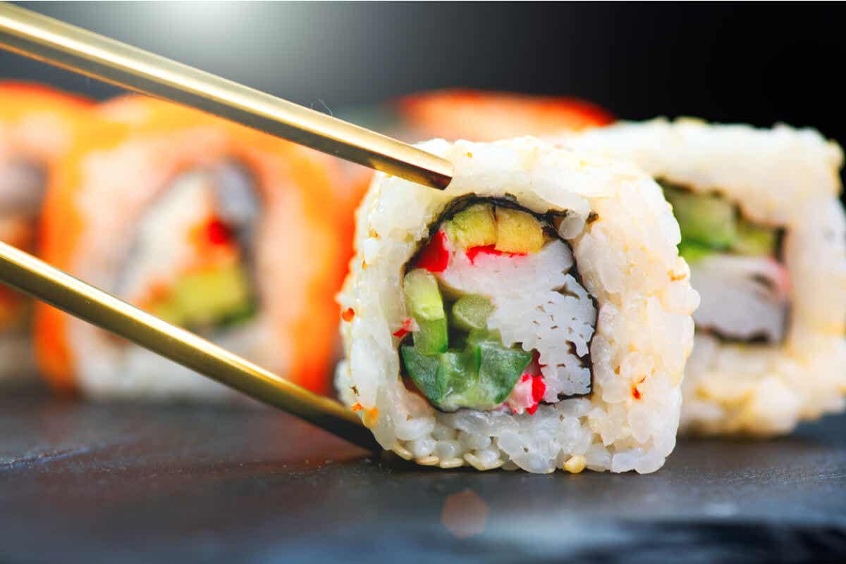 Sushi vegano en una pinza.