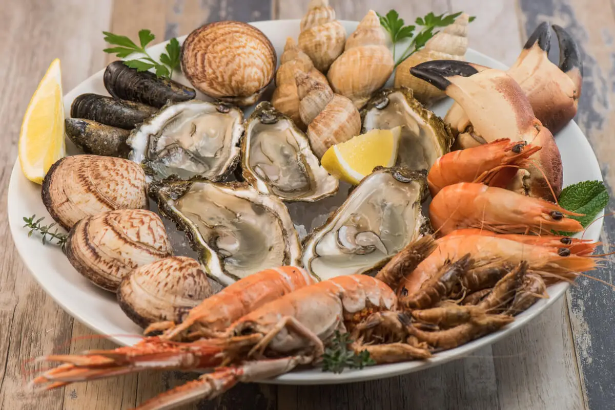 Plato de mariscos en un restaurante.