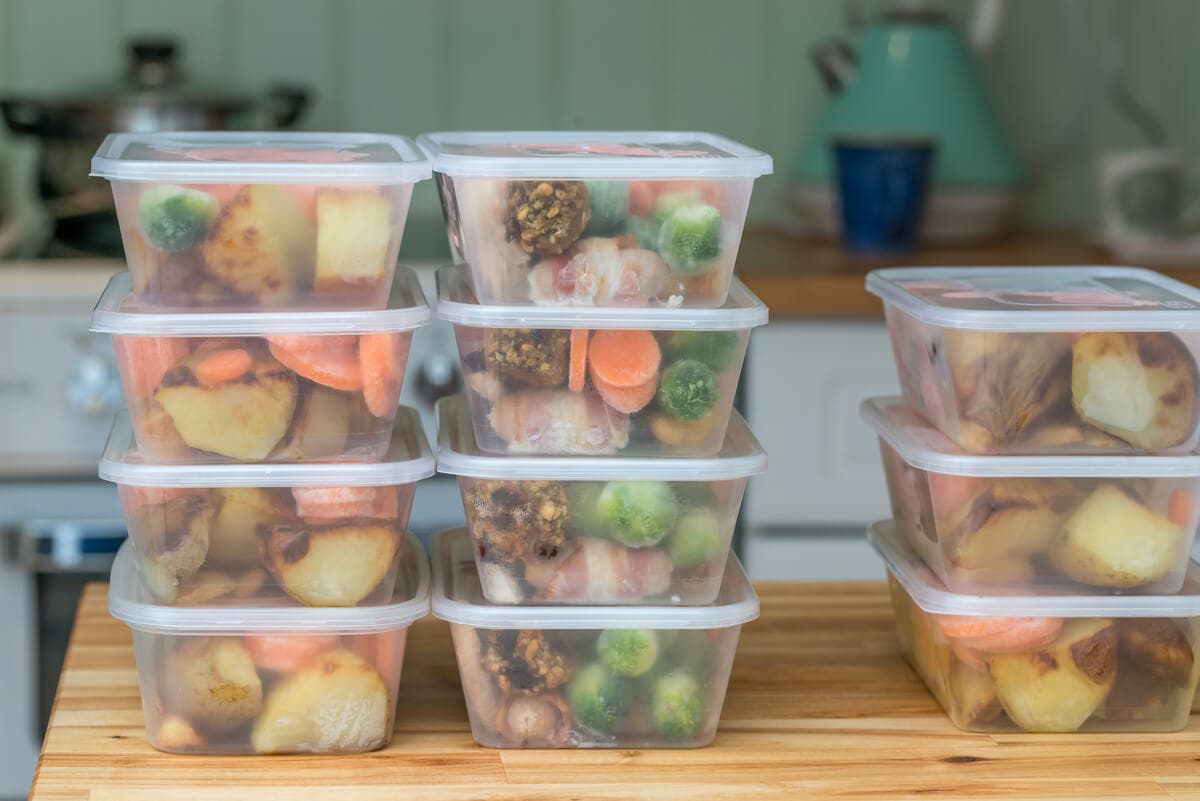 Recipientes con comida preparada.