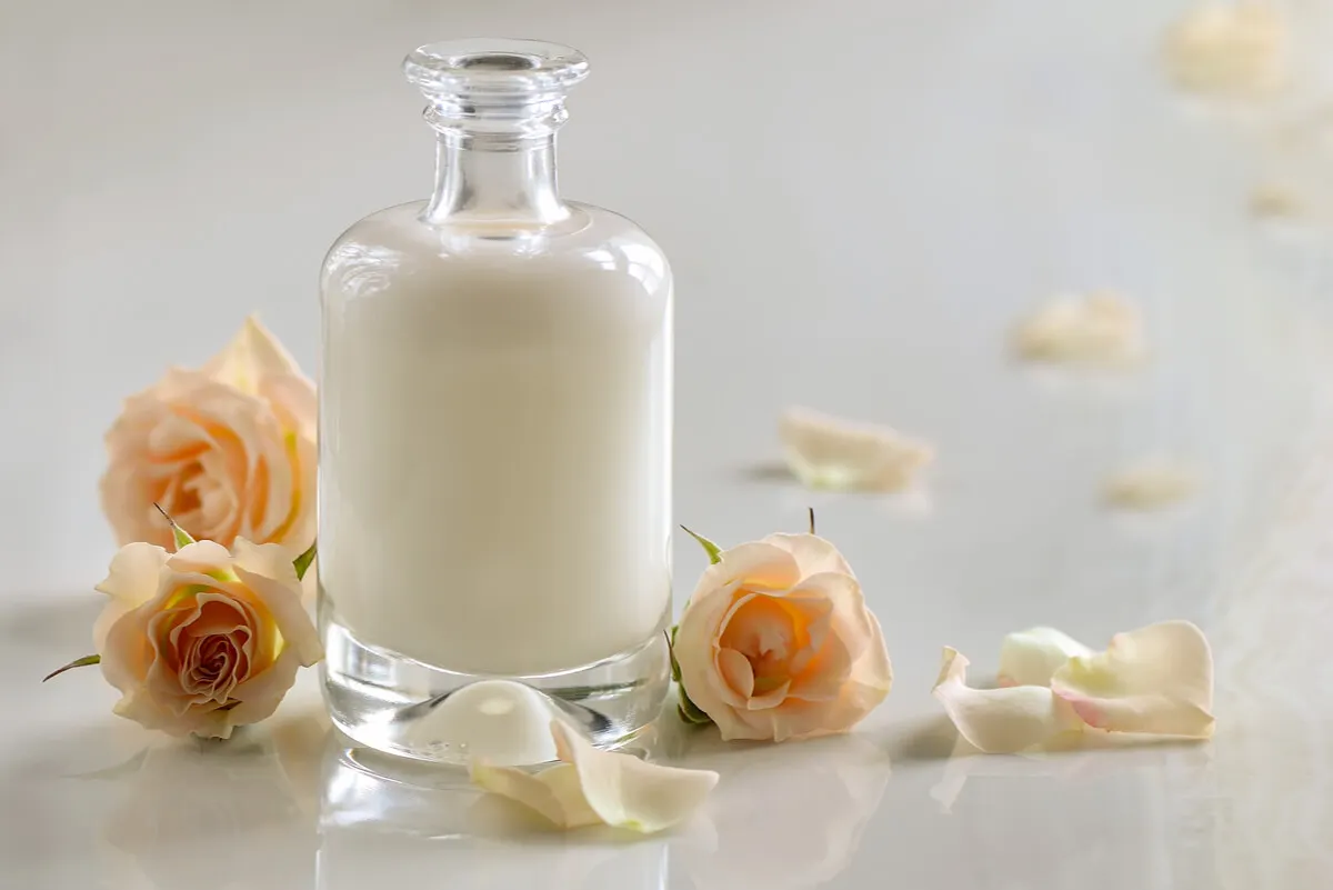 Suero de leche en frasco.