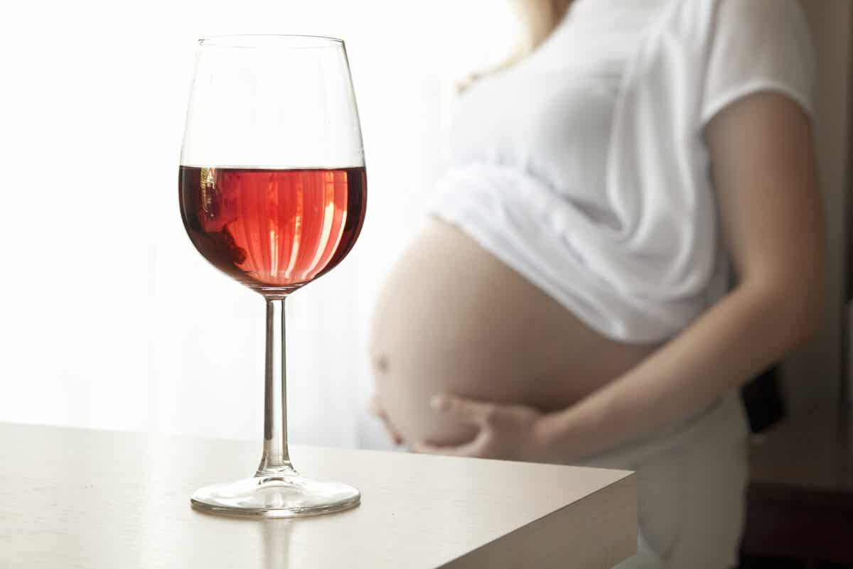 Madre consume alcohol durante el embarazo.