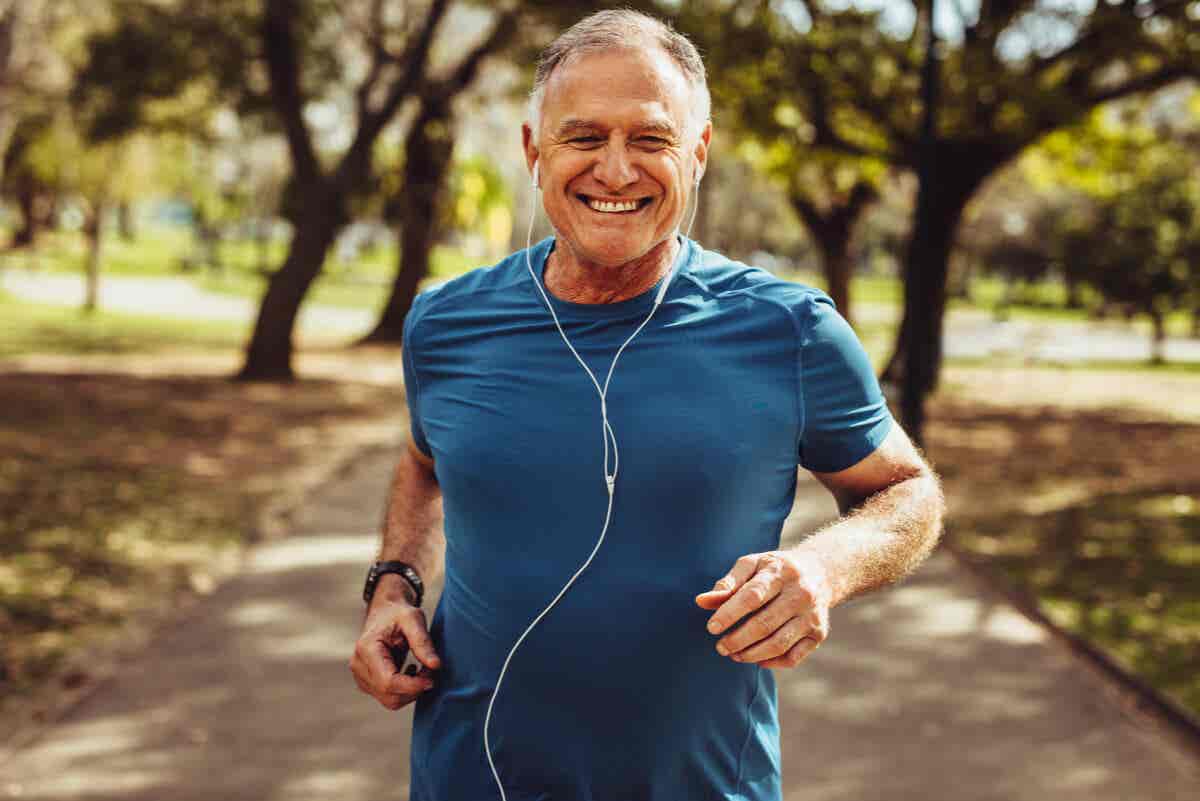 Adulto mayor corre como actividad física.