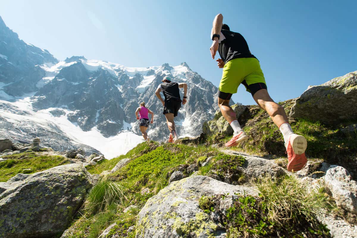 Atletas de trail run en la montaña.