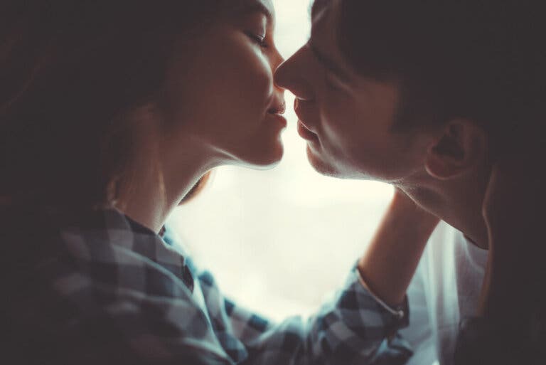 ¿Se puede contagiar la gonorrea con un beso?
