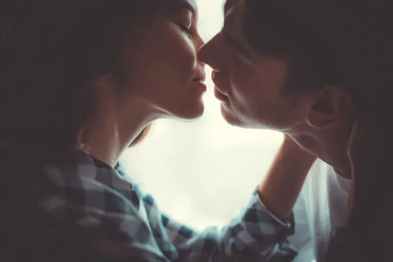 ¿Se puede contagiar la gonorrea con un beso?