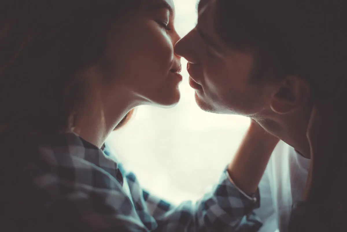 ¿Se puede contagiar la gonorrea con un beso?