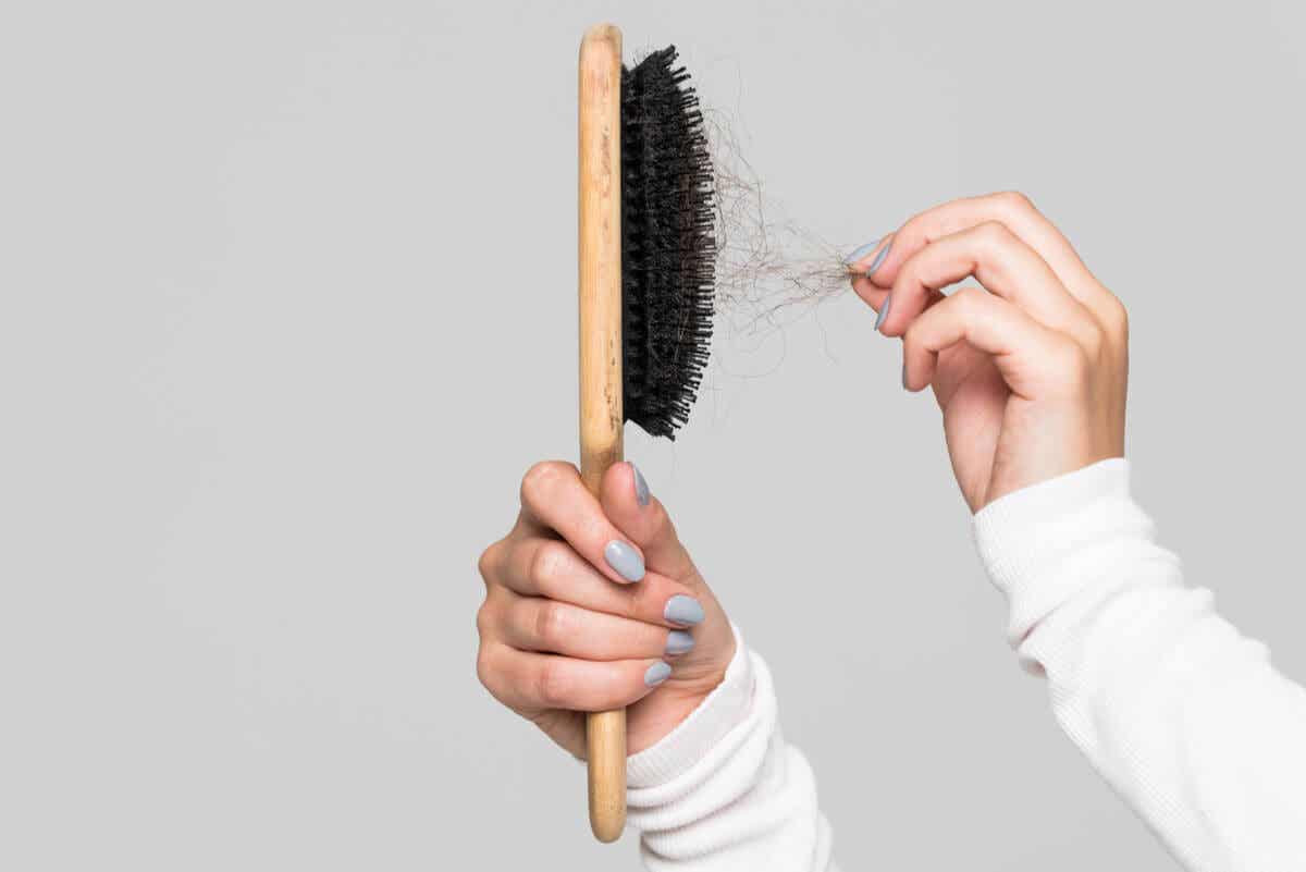 ¿Por qué limpiar el cepillo del cabello? Tips para hacerlo