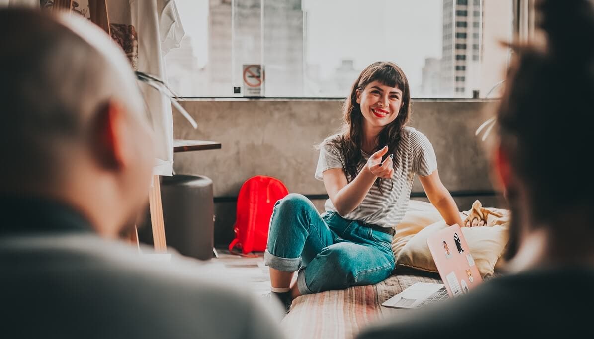 Chica conversando con sus amigos sobre establecer límites.