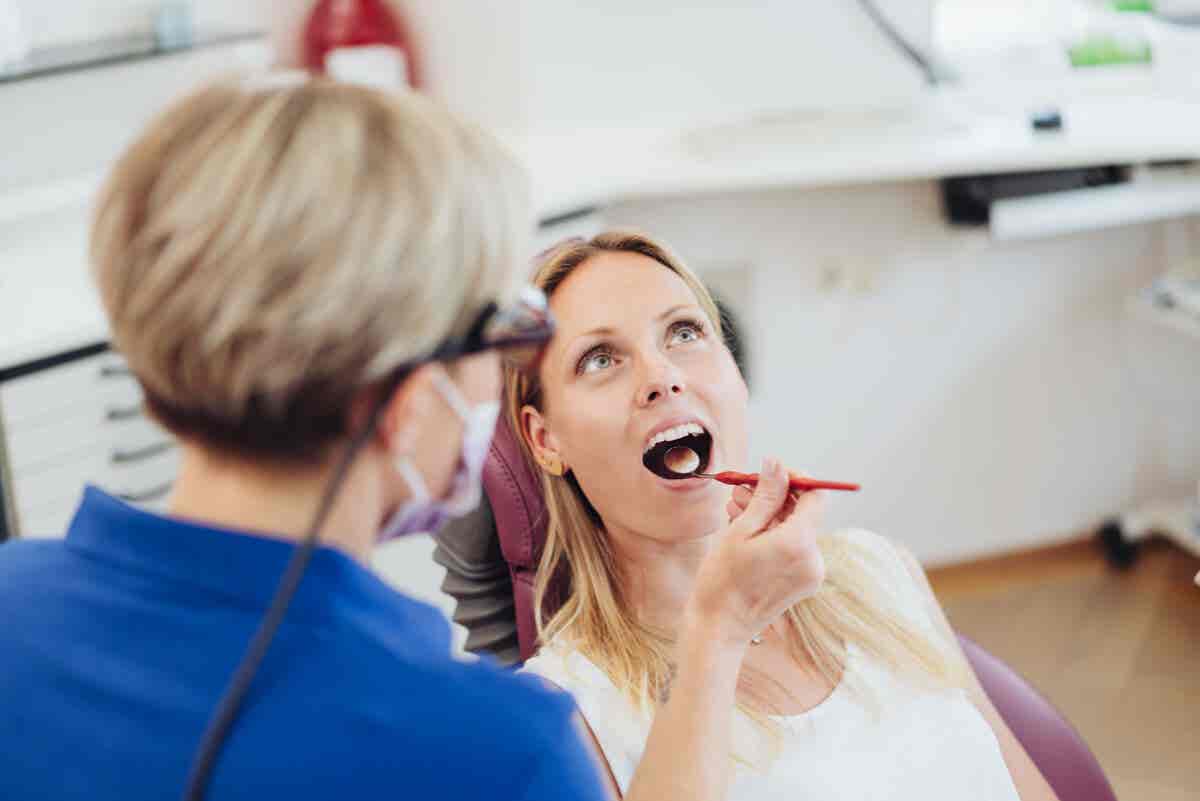 Mujer en consulta odontológica.
